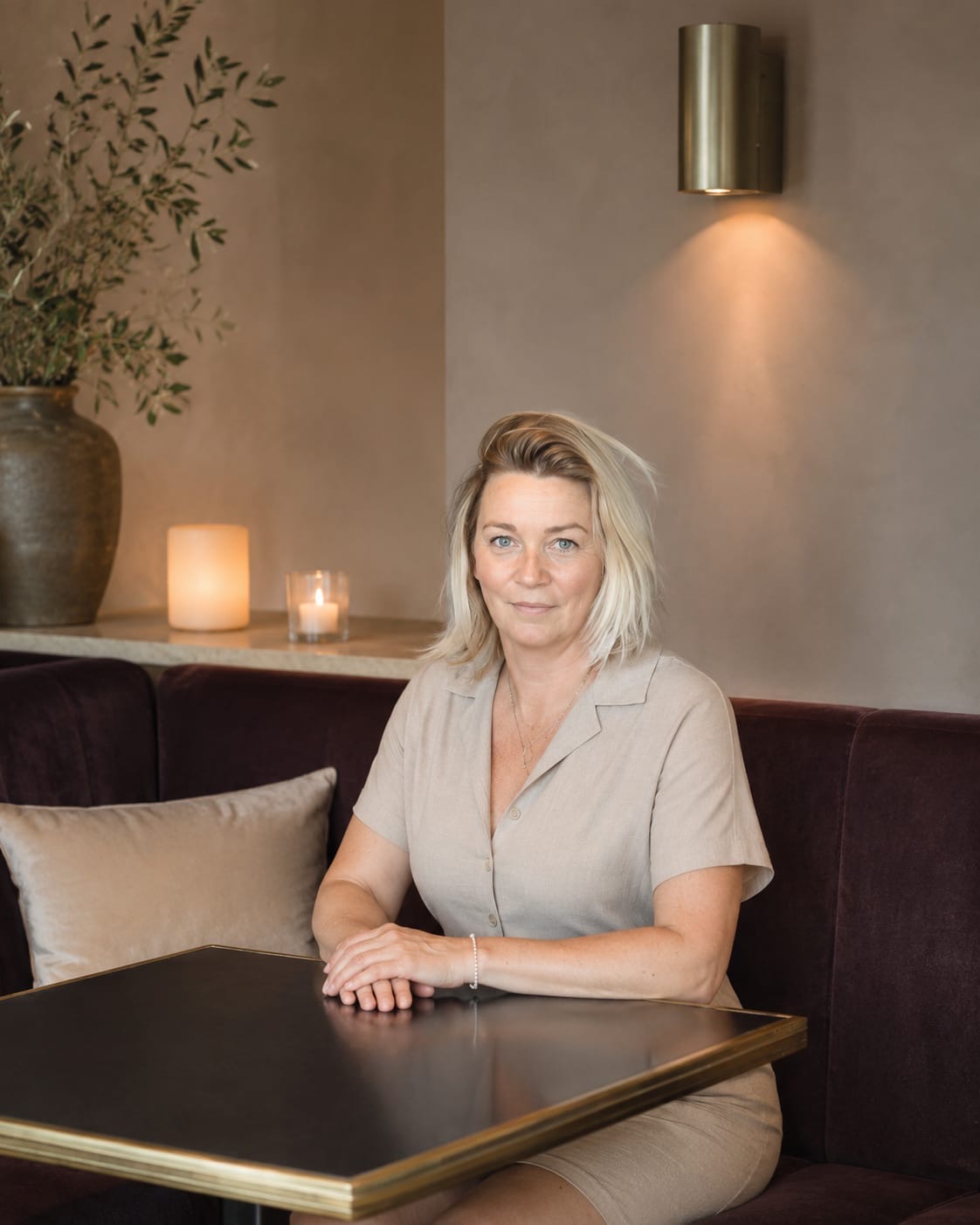 Daniëlle aan tafel in haar praktijk